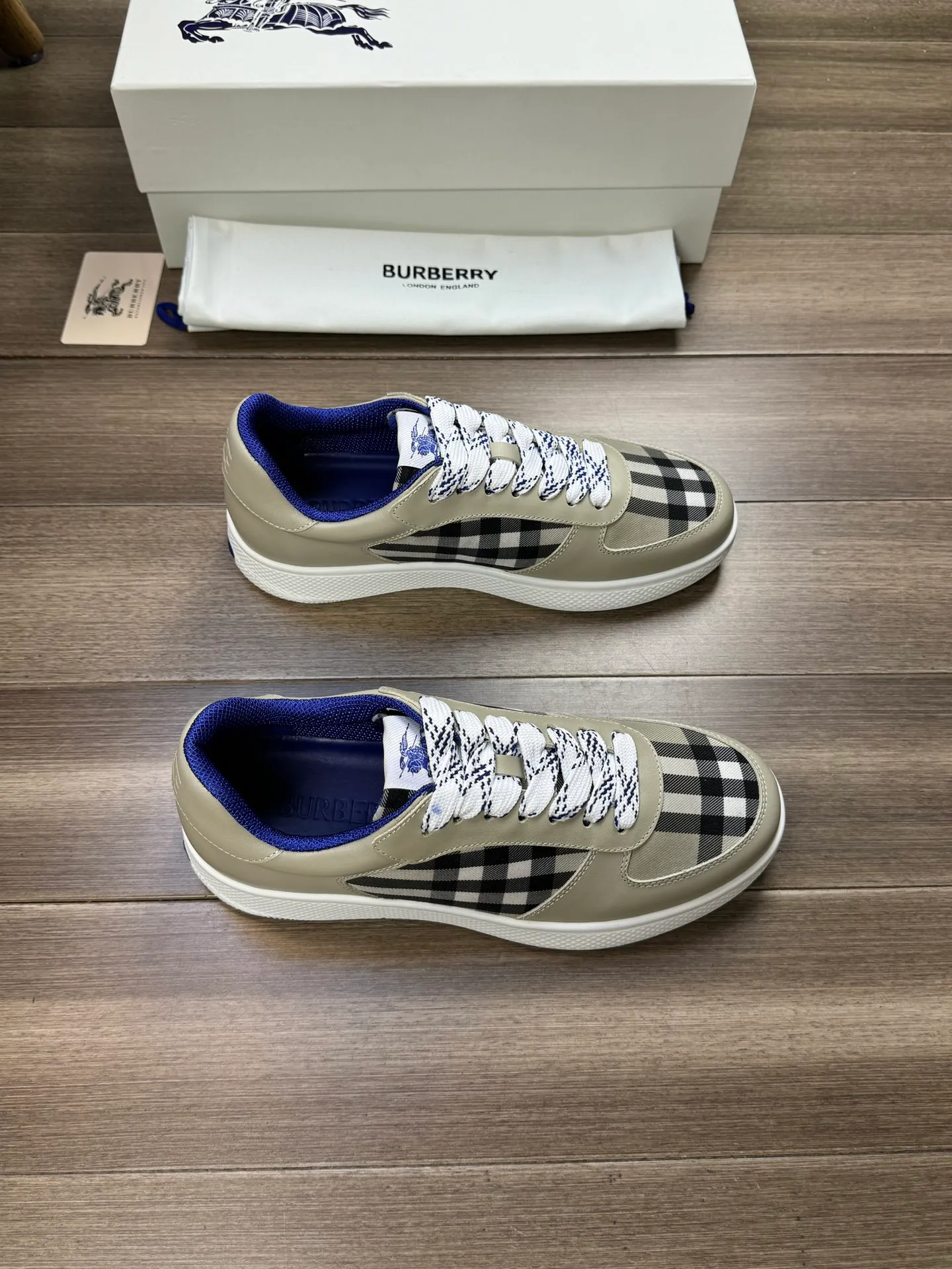 P400 [BURBERRY] Burberry - Upper: imported 🔝 Napa calfskin, brand totem cloth, tongue brand cloth label - Inner lining: canvas lining, - Outsole: rubber; two-color molded outsole - Super high quality control·Fine workmanship: highlighted (high-end·luxury·grade) -Size: 38-44 (Male 45, can be customized)